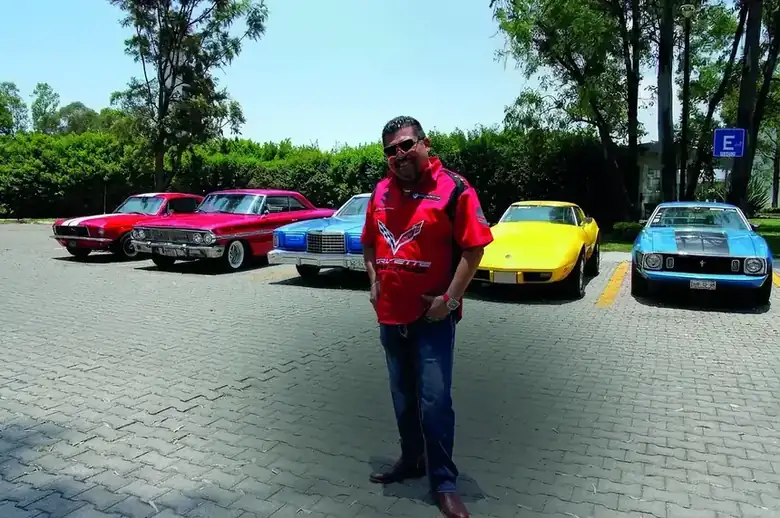 Guillermo Axalco junto a uno de sus clásicos