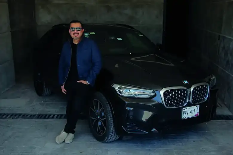 Adolfo Cholula junto a su BMW