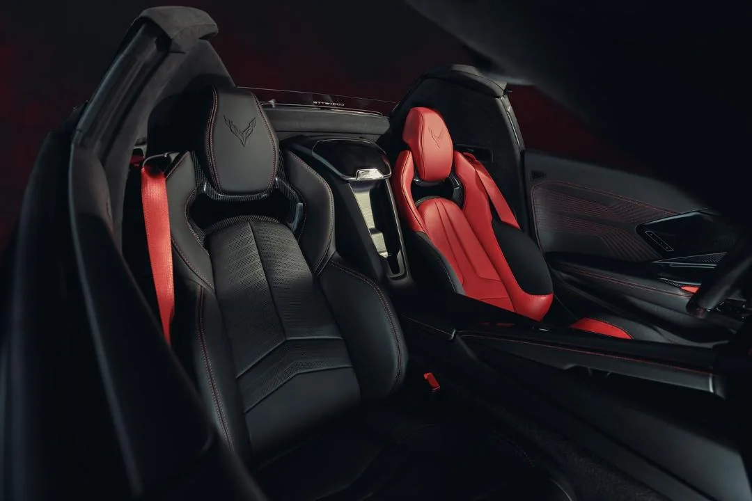 El nuevo Corvette esconde tres pantallas digitales, techo electrocrómico y hasta Google integrado: brutal en pista, funcional a diario.