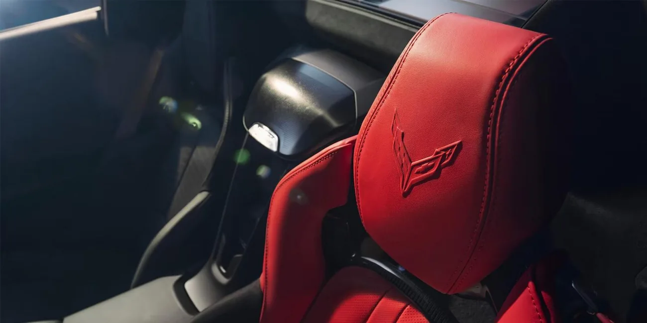 El interior del ZR1X: asientos en rojo contrastante, cabina envolvente y tres pantallas digitales.