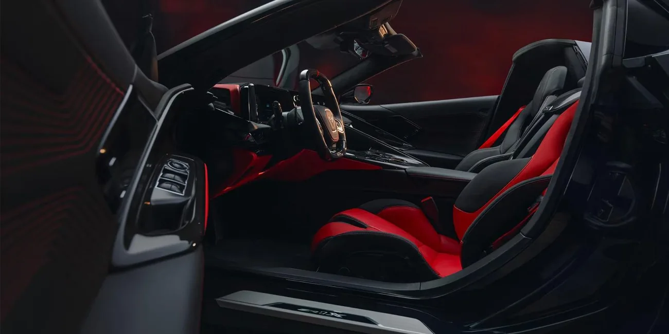 El interior del ZR1X: asientos en rojo contrastante, cabina envolvente y tres pantallas digitales.