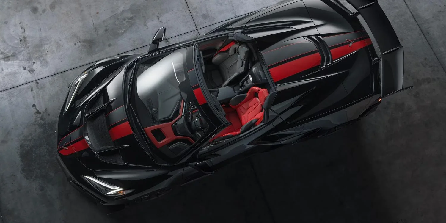 Chevrolet Corvette ZR1X negro con franja roja