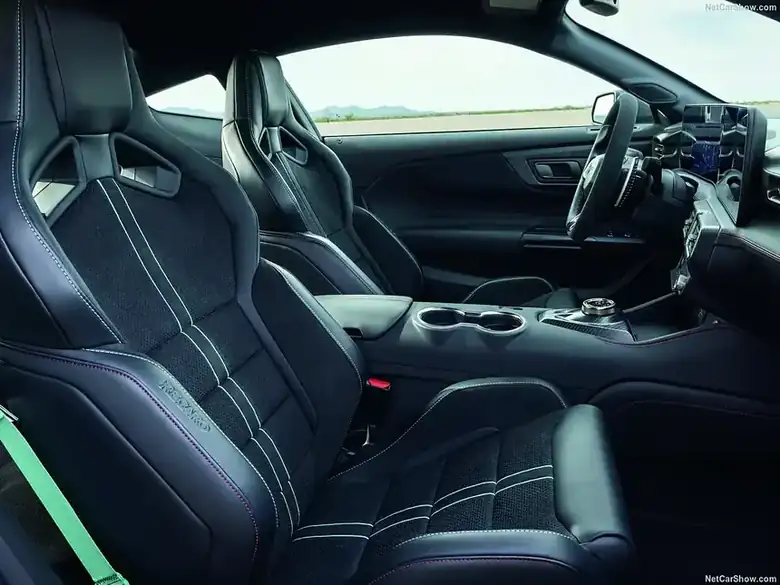 Asientos Recaro, volante heredado del GTD y cambio rotativo: una cabina de piloto con placas.