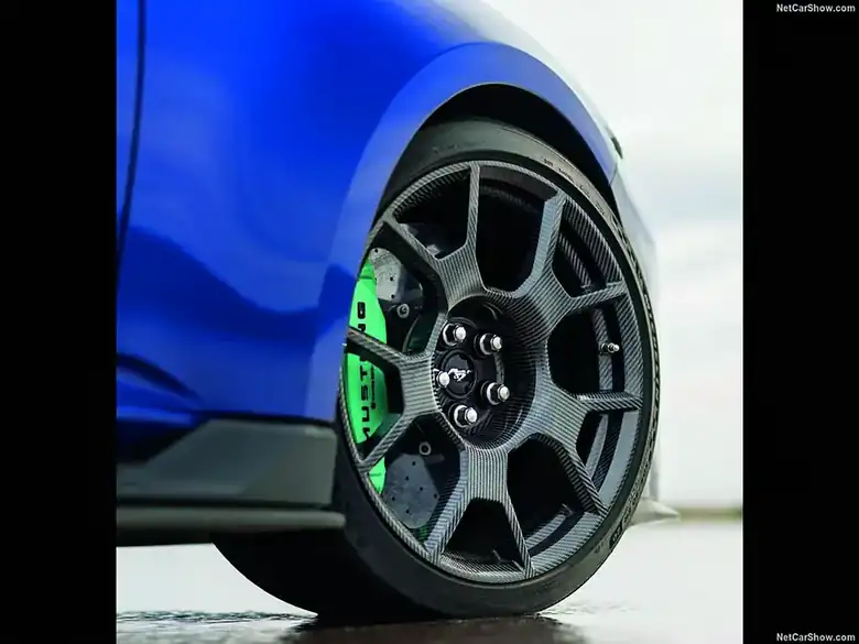 Llantas de fibra de carbono y discos cerámicos Brembo: 70 kilogramos menos de masa no suspendida.