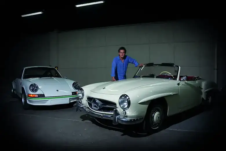 Dos piezas de su colección: un Porsche 911 clásico y un Mercedes-Benz 300 SL Roadster.