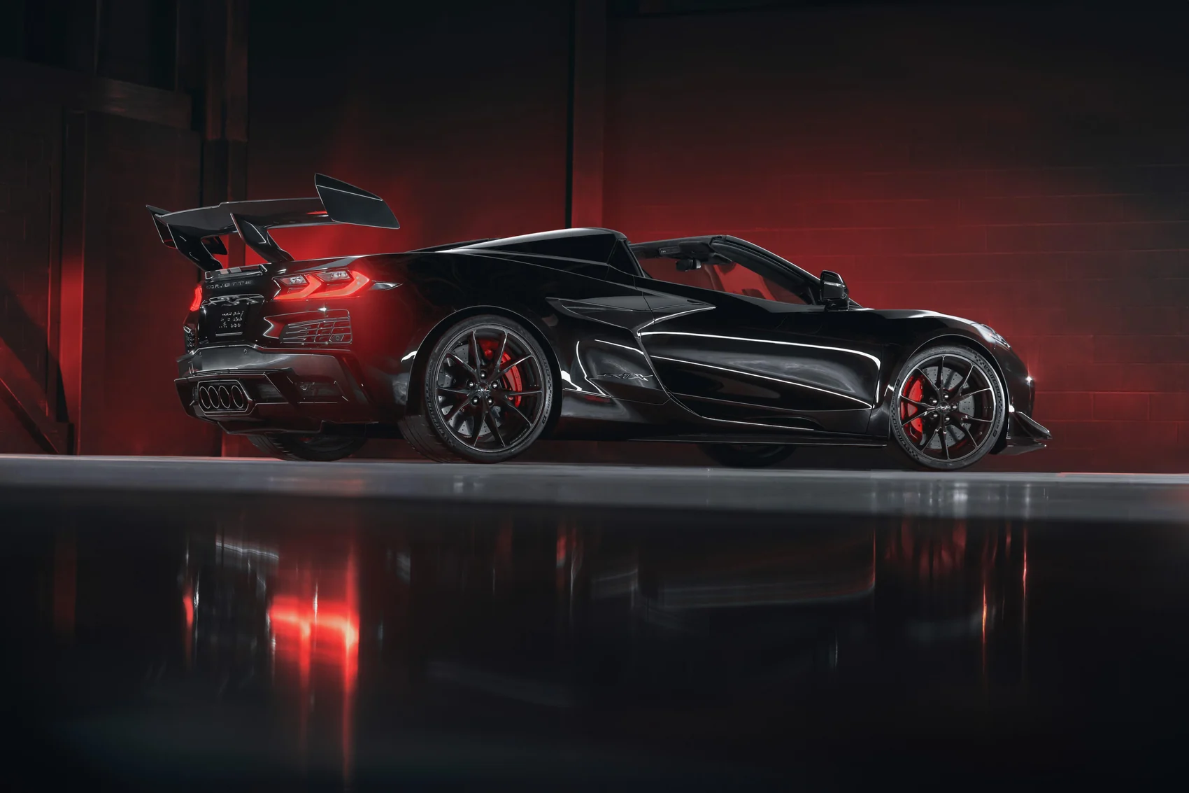 Chevrolet Corvette ZR1X en un estudio oscuro