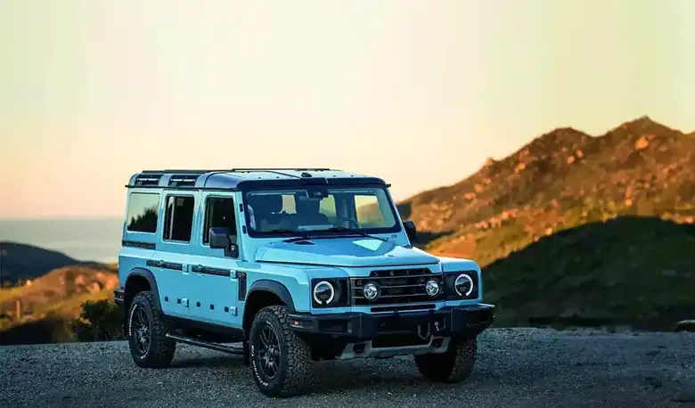 INEOS Grenadier azul en camino de montaña