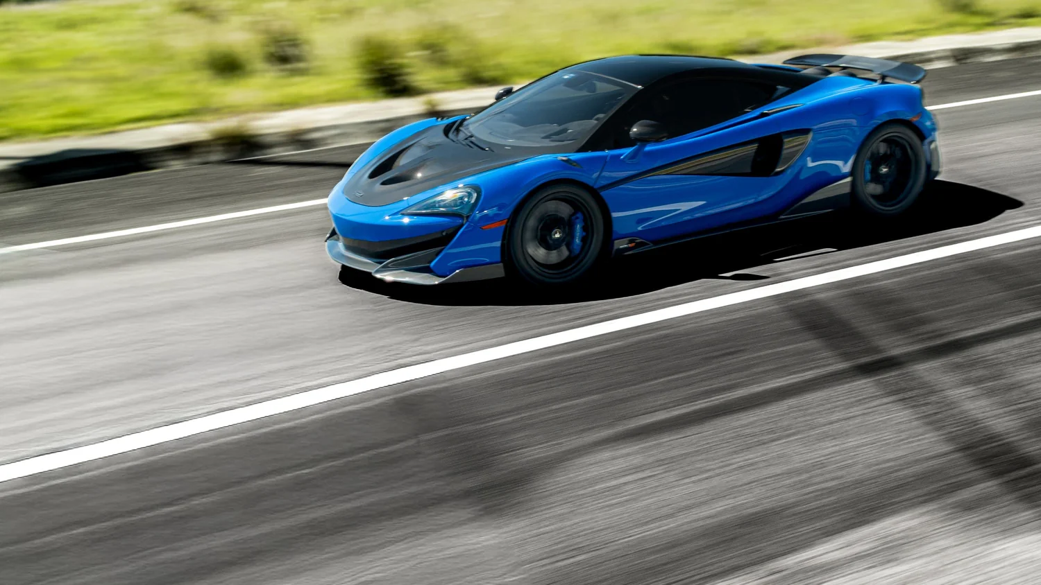 Entre Porsches y exóticos italianos, más de uno buscó su propio top speed en la recta de 35 kilómetros.
