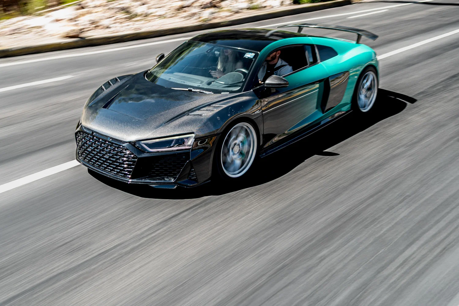 Entre Porsches y exóticos italianos, más de uno buscó su propio top speed en la recta de 35 kilómetros.