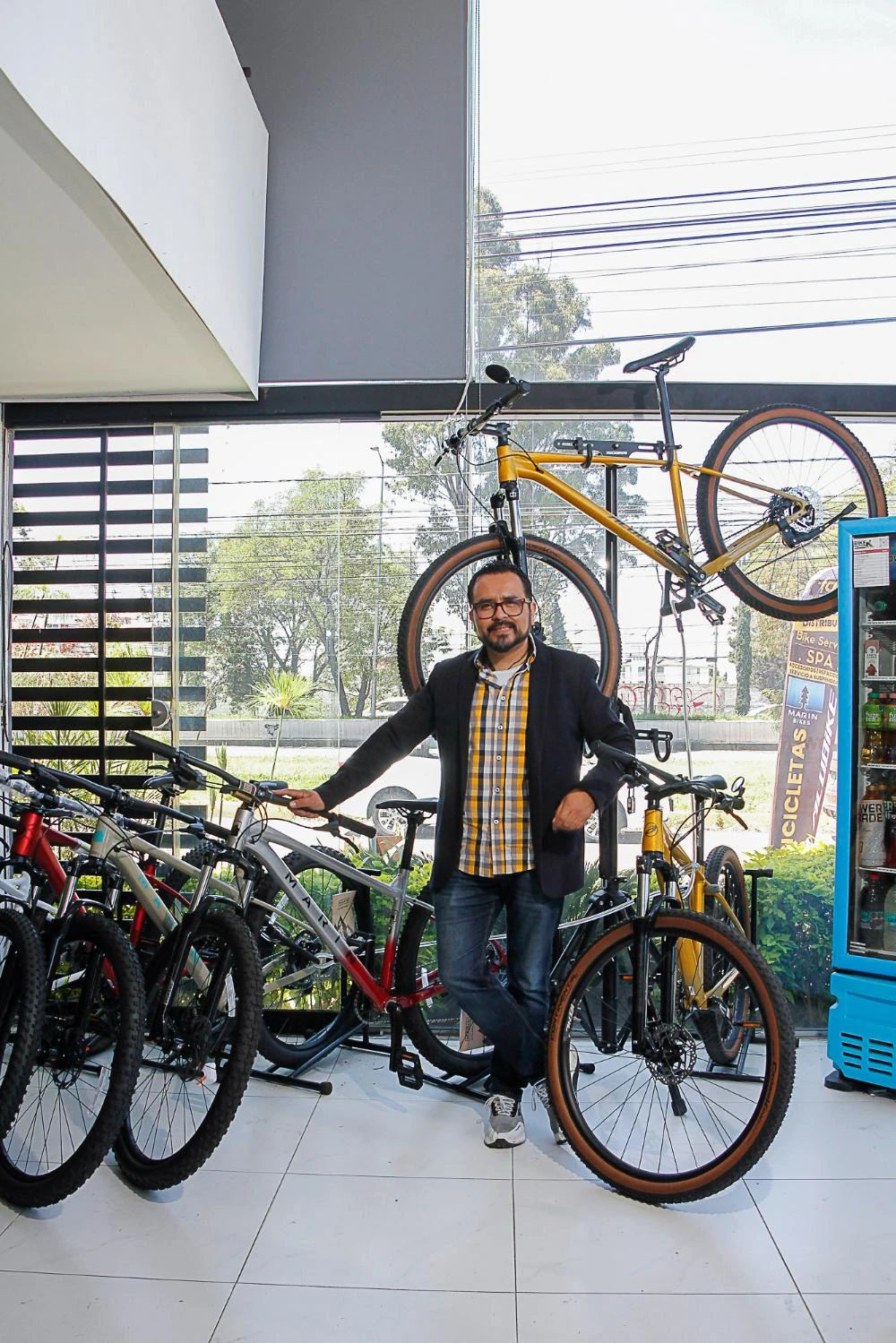Joaquín E. N. con su bicicleta de ruta
