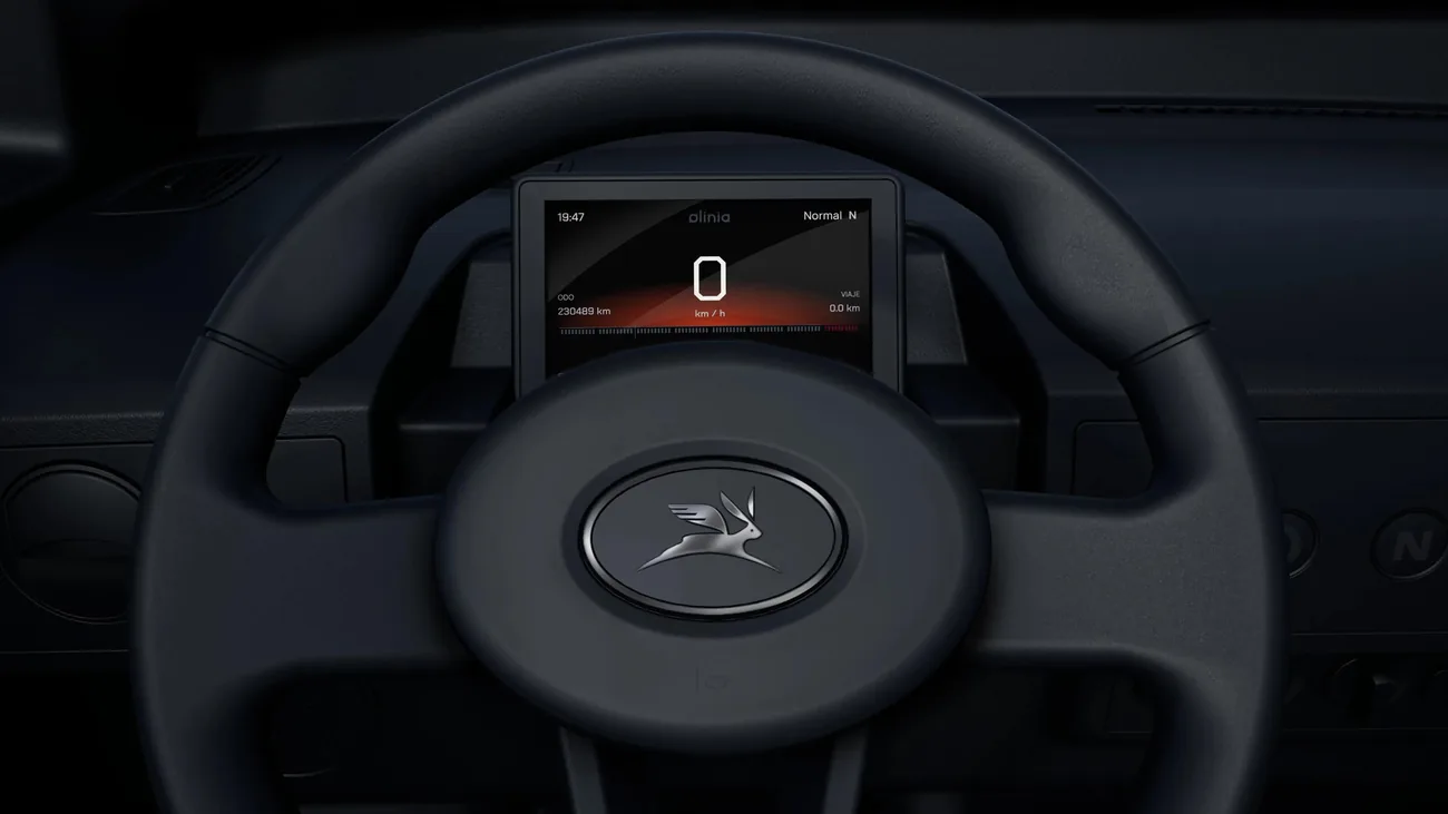 El tablero del Olinia: minimalismo funcional para una herramienta de trabajo con motor eléctrico.