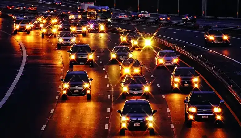 Tráfico nocturno en una autopista de la Ciudad de México