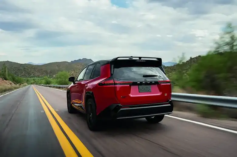 324 hp de sistema y tracción integral E-Four: cifras de deportivo en carrocería familiar.
