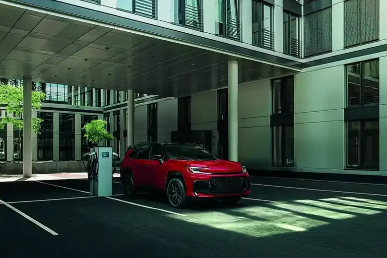 324 hp de sistema y tracción integral E-Four: cifras de deportivo en carrocería familiar.