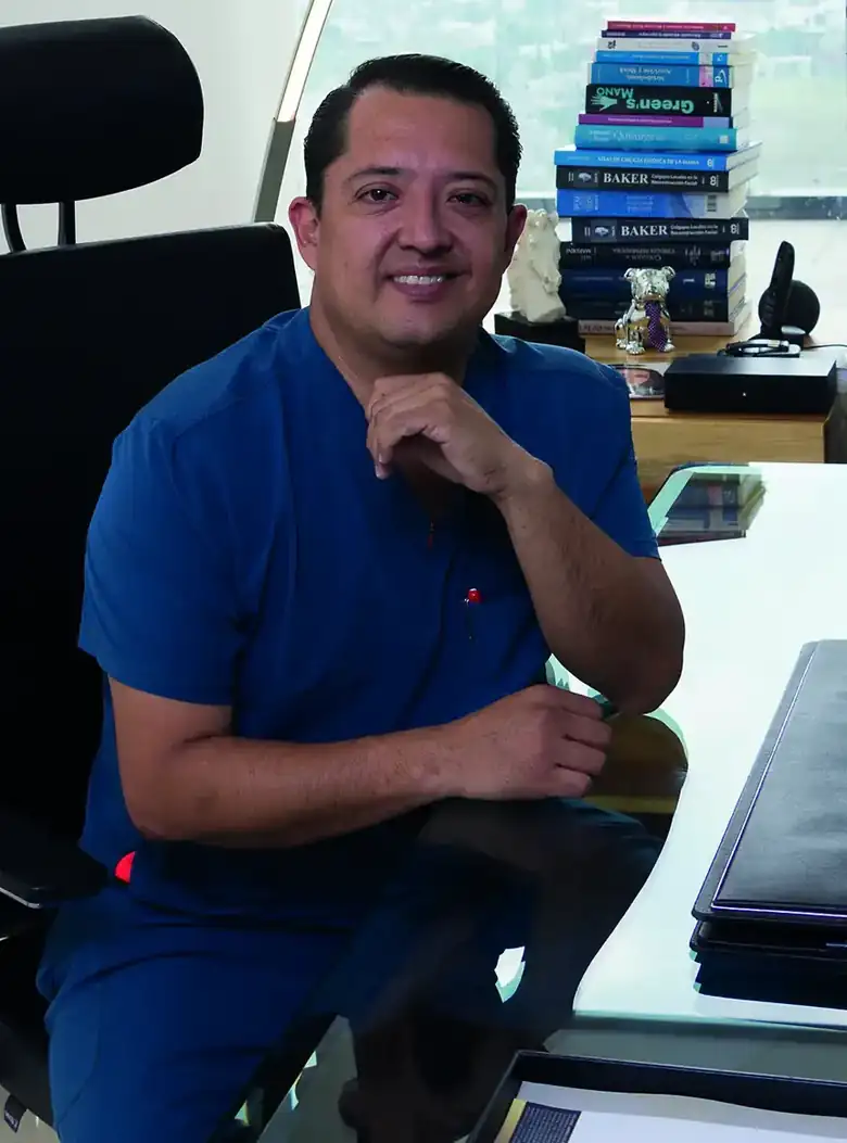 Director del Hospital General de Cholula y fundador de On Plástic.