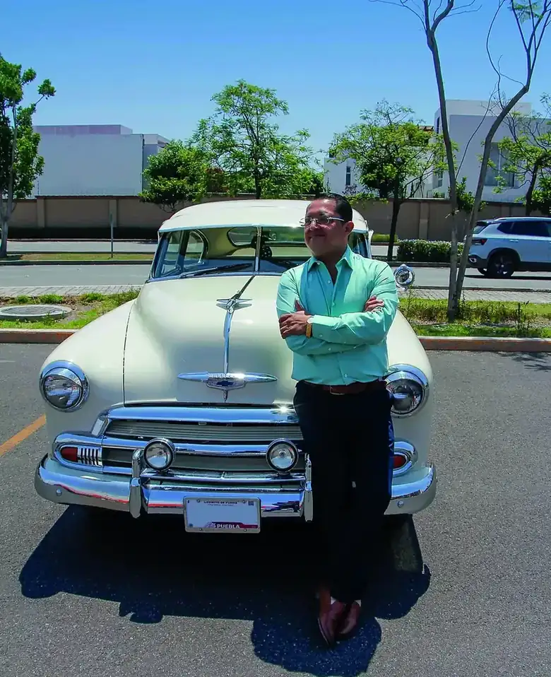 Emmanuel Rendón junto a su Chevrolet clásico