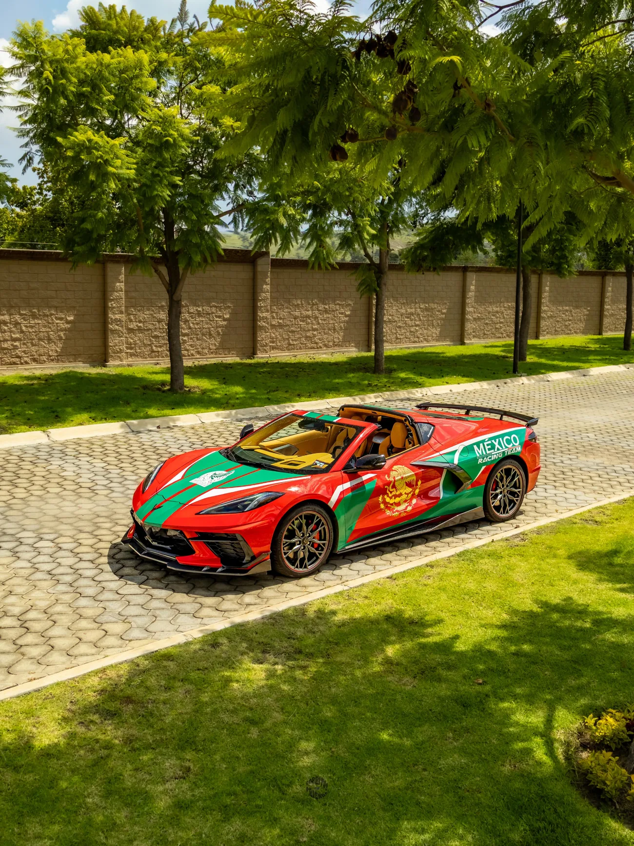 Corvette C8 Stingray 2025 en Torch Red, con el tricolor mexicano.
